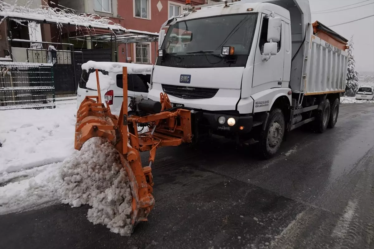 Melikgazi'de Kar Yağışı Sürüyor, Belediye Ekipleri Çalışmalarını Hızlandırıyor