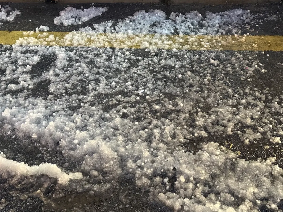 Mersin’de Şiddetli Dolu Yağışı Şehir Hayatını Yavaşlattı