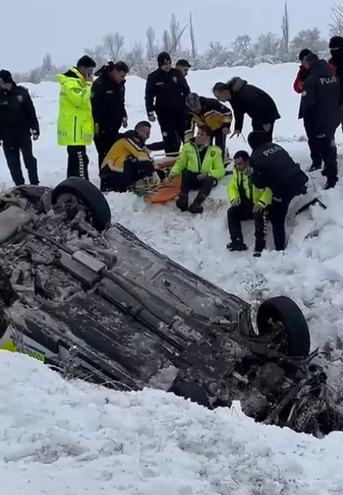 Erzincan’da Şartlar Zorlu: Polis Aracı Karla Kaplı Şarampolde Devrildi, 2 Memur Yaralı
