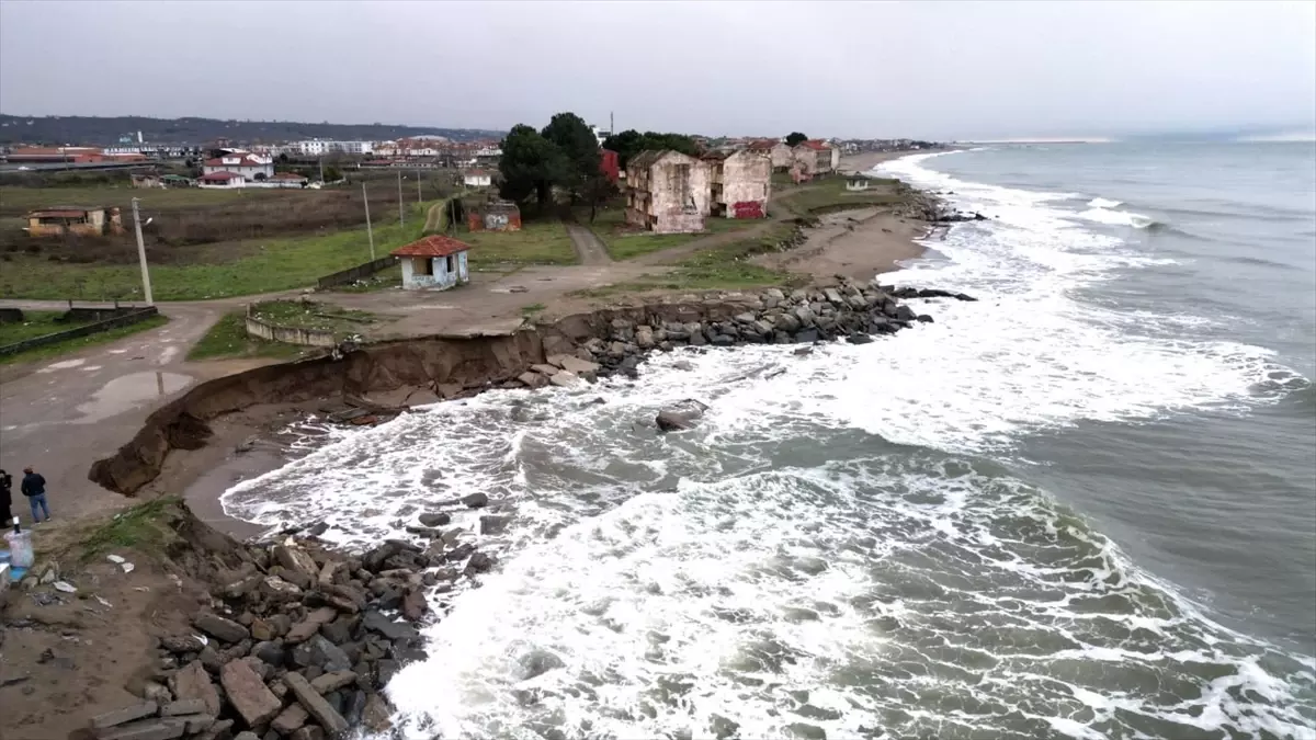 Sakarya’nın Karasu İlçesinde Kıyı Erozyonu Sahilde Geniş Hasara Yol Açtı