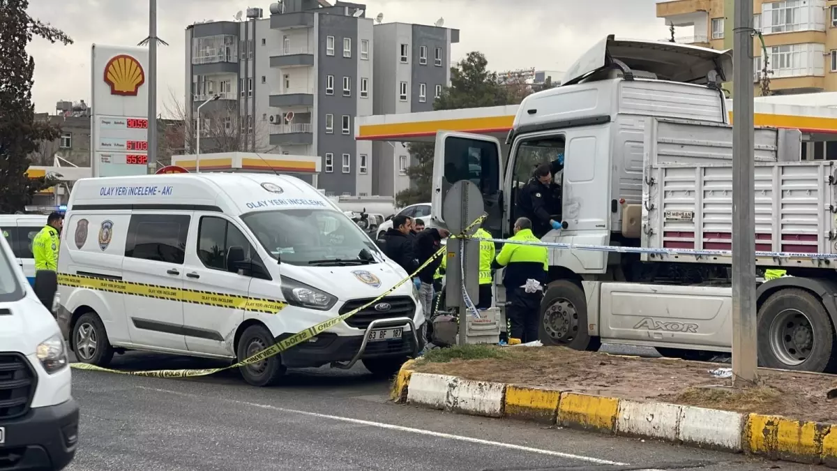 Şanlıurfa’da TIR Çarpmasıyla Sonuçlanan Motosiklet Kazası: Sürücü Hayatını Kaybetti