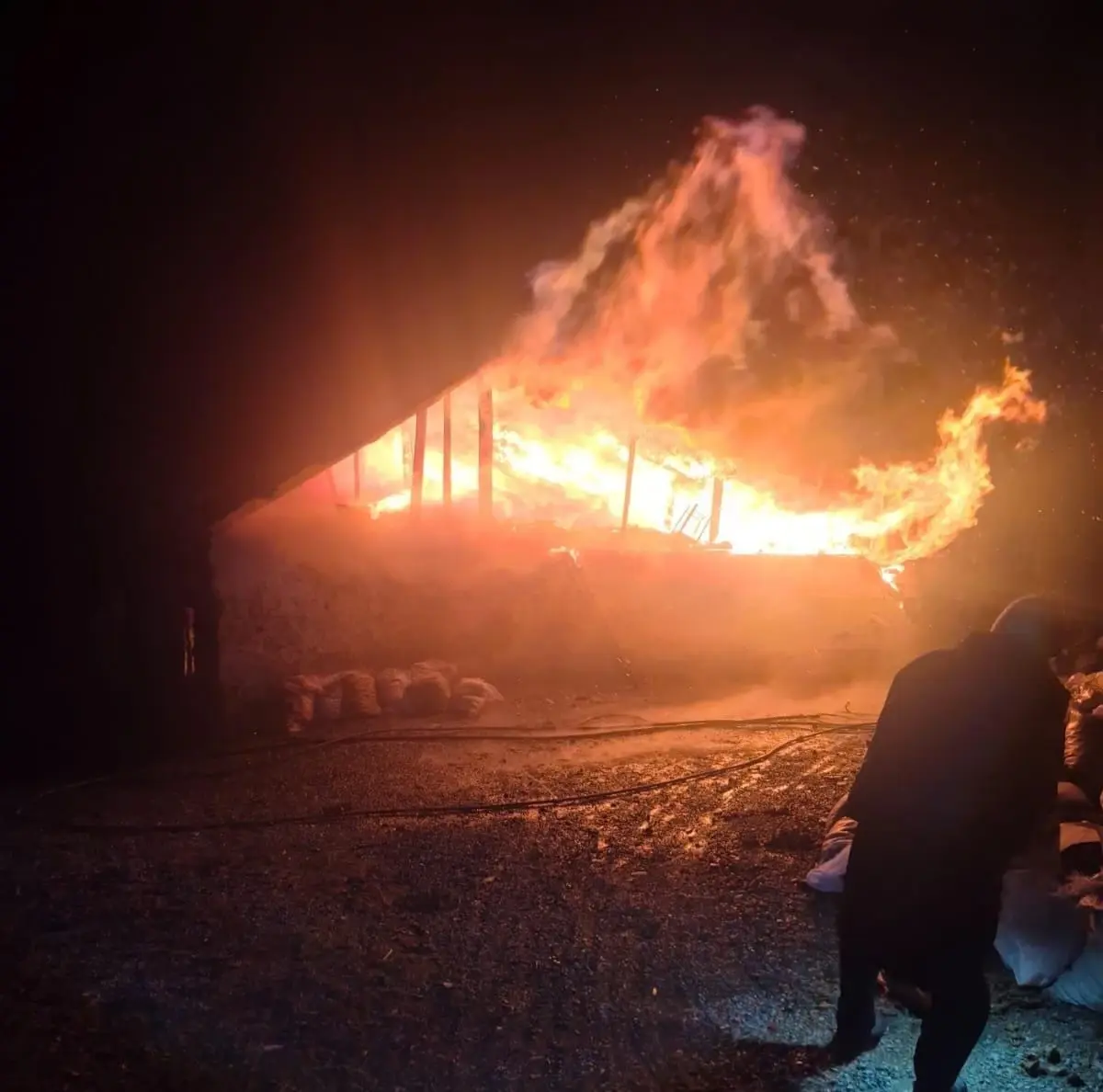 Adana’nın Feke İlçesinde Kömür Sobası Yangını Bir Evi Kül Haline Getirdi