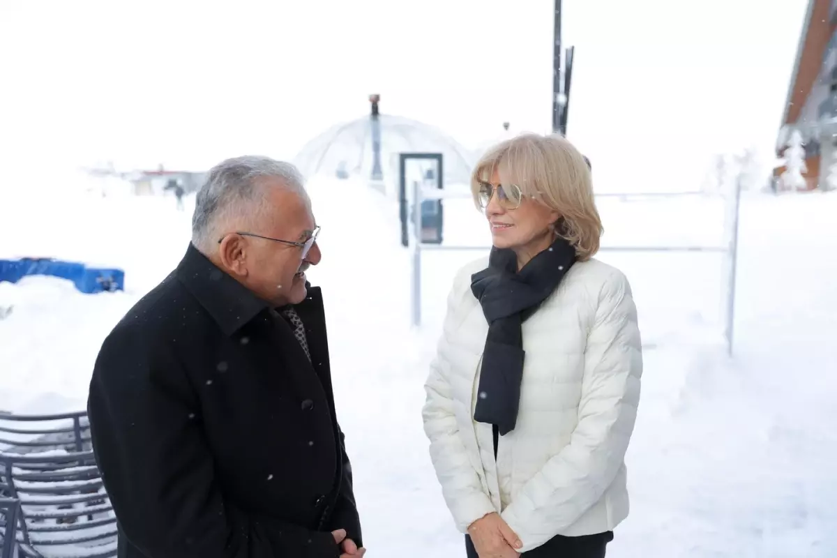 Eski Başbakan Tansu Çiller, Erciyes Kayak Merkezi'nde Kış Turizmini Destekliyor