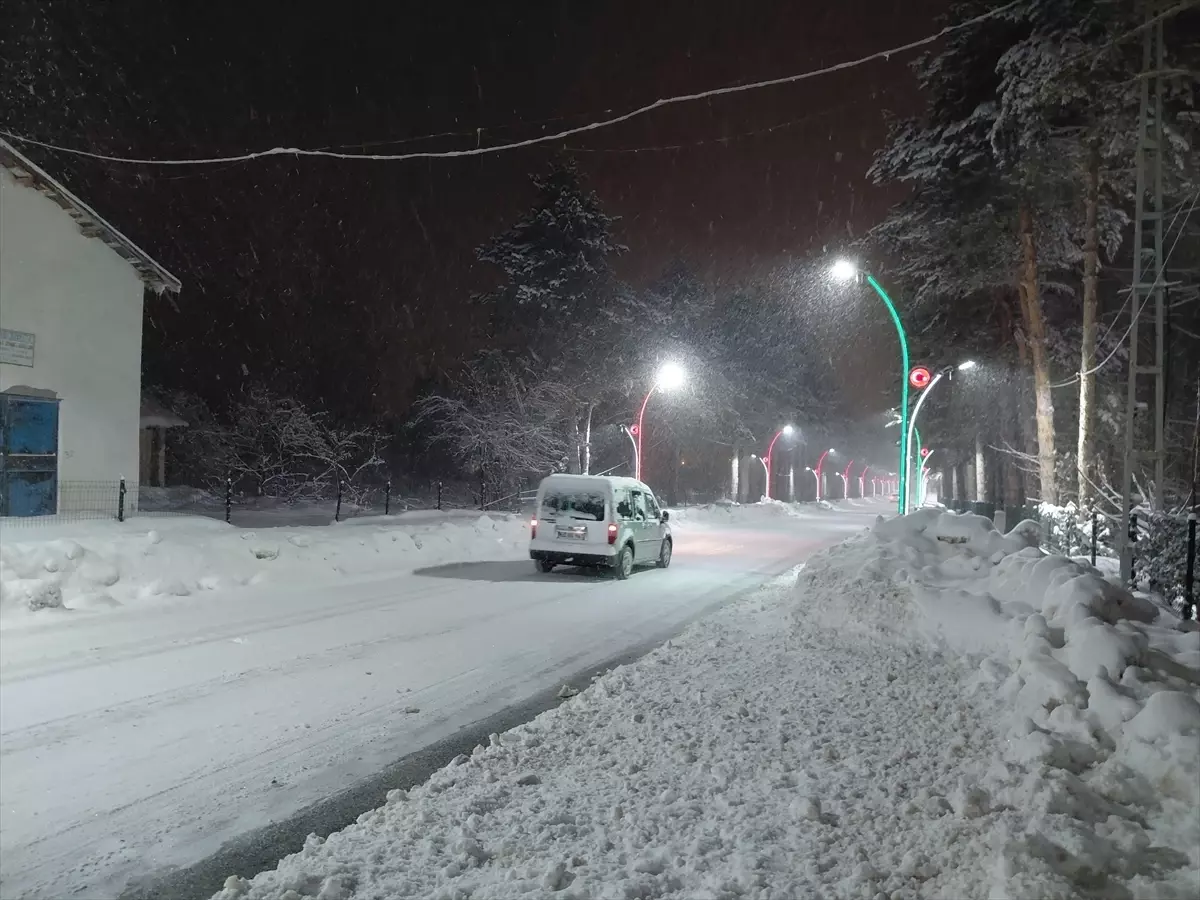 Tokat’ın İlçelerinde Şiddetli Kar Yağışı ve Mücadele Çalışmaları Sürüyor