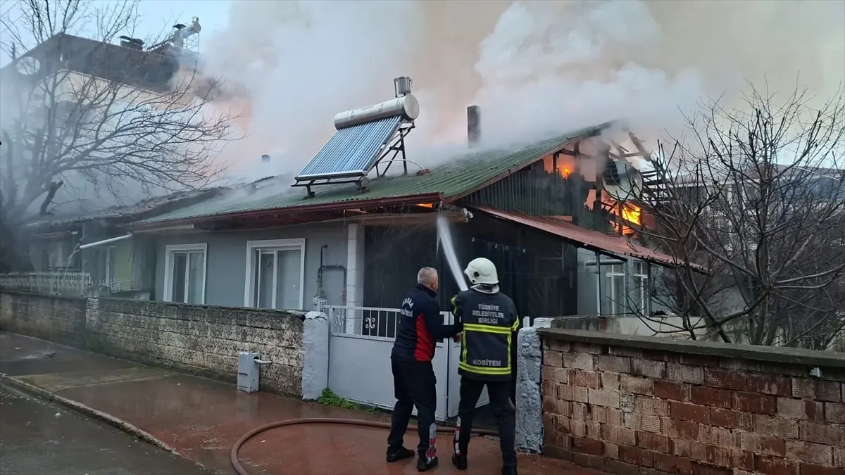 Erbaa’da Şiddetli Yangın İki Evi Yok Etti, Kedinin Hayatı Tehlikeye Girdi