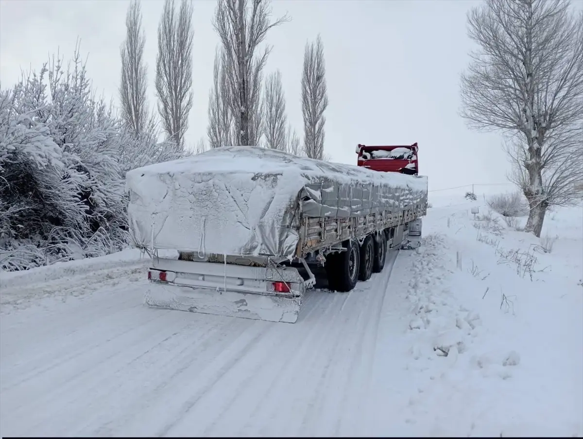 Tokat'ta Şiddetli Kar Yağışı Tırı Yolda Bıraktı, Ekipler Yolu Açtı