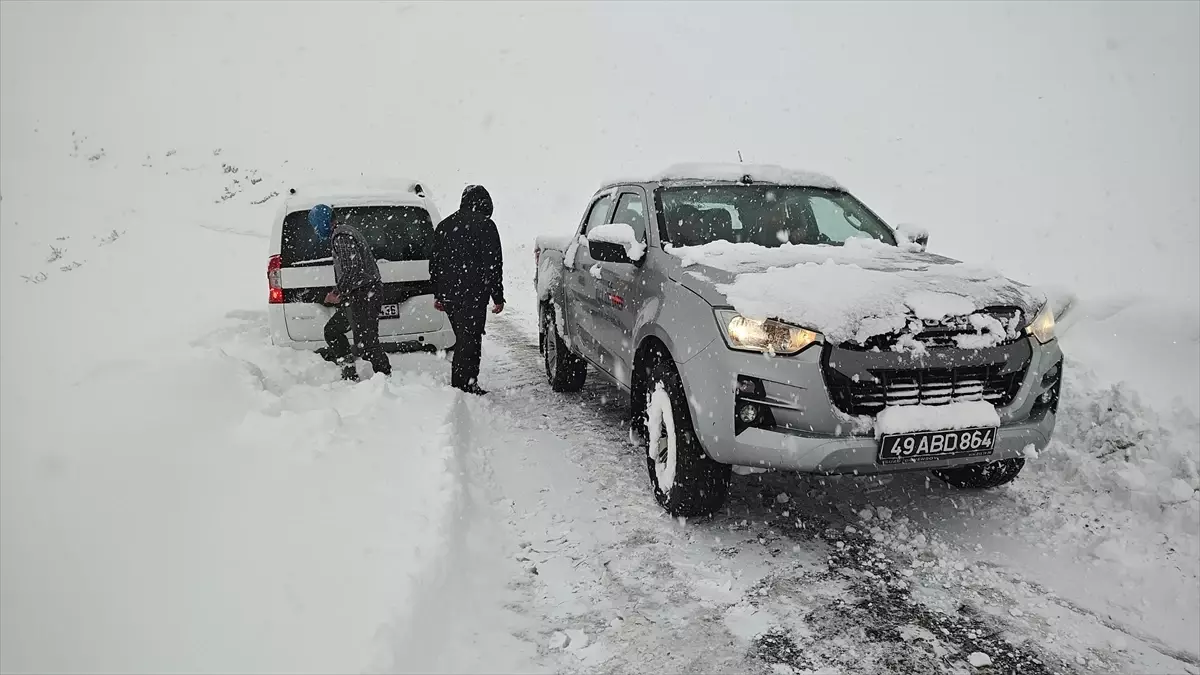 Van’da Kar Yağışı Yolları Kapattı: 539 Köye Ulaşım Kesildi