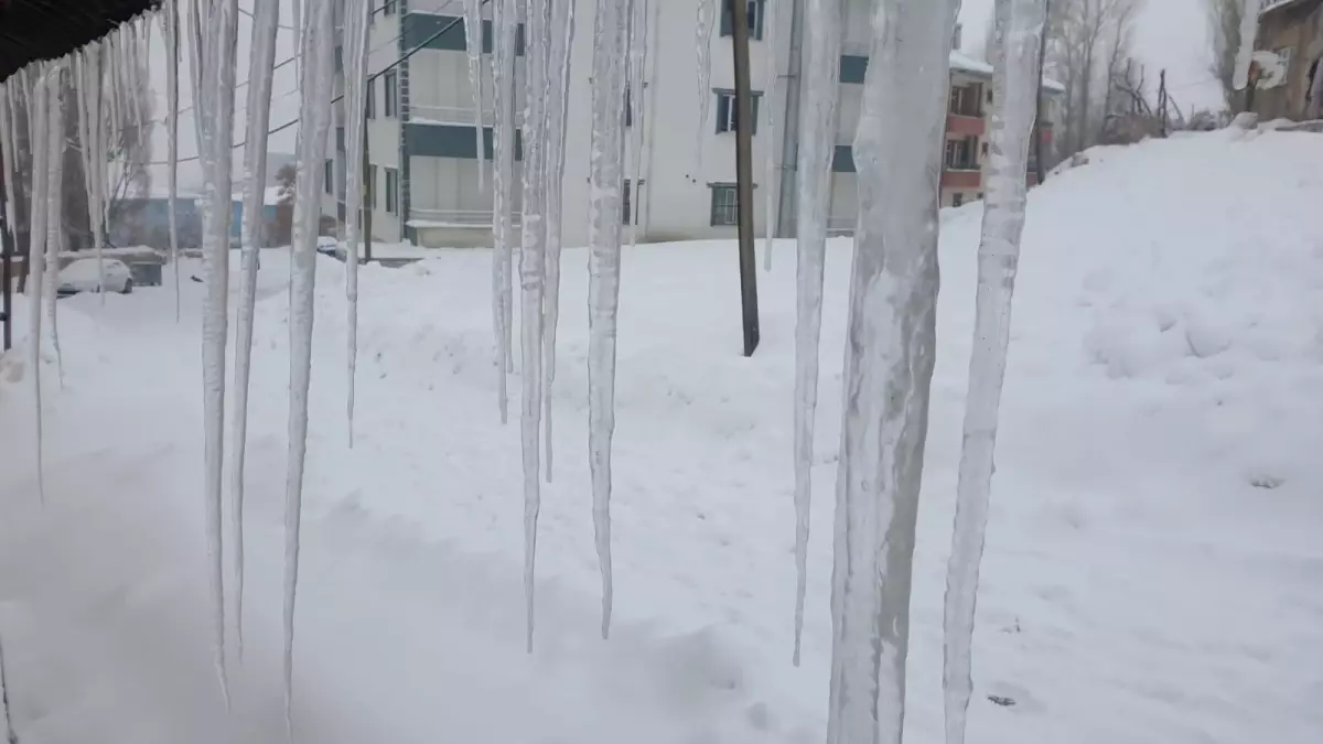 Van’da Kar Şiddeti Okulları Kapattı: 2 İlçede Tam Tatil, 2 İlçede Taşımalı Eğitim
