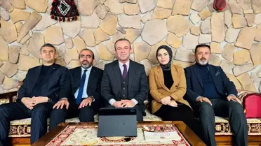 Kaya ve gazeteciler bir arada