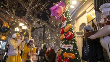 Harbin'in Merkez Caddesi'nde Buzlu Kış Şöleni