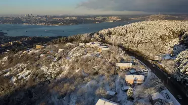 Beykoz’da karla kaplı tepe manzarası