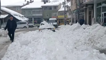 Düşen kar kütlesi ve hasar gören araç