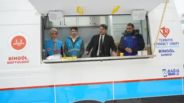 Mobil araçtan çorba ikramı yapan gönüllüler