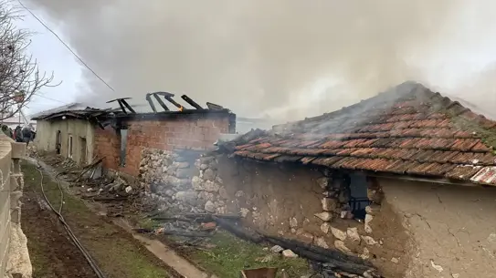 İtfaiye ekipleri yangını söndürürken