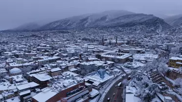 Bursa’da Şiddetli Kar Yağışı Şehri Beyaza Döndürdü