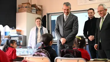 Okul bahçesinde valinin ziyaret anı