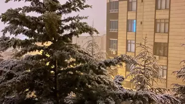 Elazığ’da kar yağışı etkisi altında bir cadde