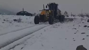 Karla kaplı köy yolu ve temizlik ekipleri