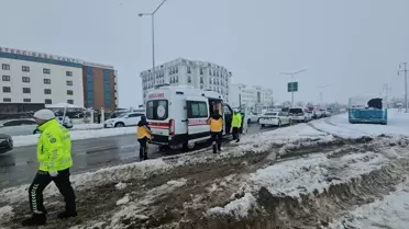 Erzincan’da Devriye Polis Aracı Devrildi, 2 Memur Yaralı