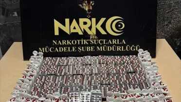 Operasyon sırasında ele geçirilen uyuşturucu maddeler ve ekipmanlar