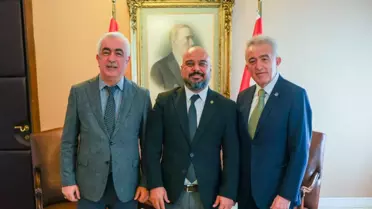 Bahçeli dernek binasında konuşma yapıyor