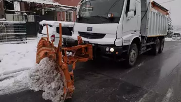 Kar küreme makineleri çalışıyor