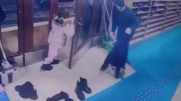 Sultangazi Camii'nde Namaz Sırasında Ayakkabı Hırsızlığı Güvenlik Kamerasında Görüldü