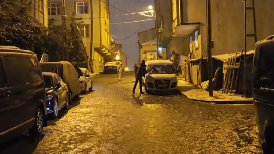 Kar yağışı altında parkta tıraş sahnesi