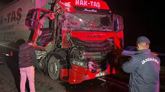 Uşak'ta İki Tır Çarpıştı: Yol Kapandı, 1 Yaralı