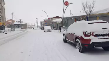 Kar temizleme ekipmanlarıyla yol açma çalışması