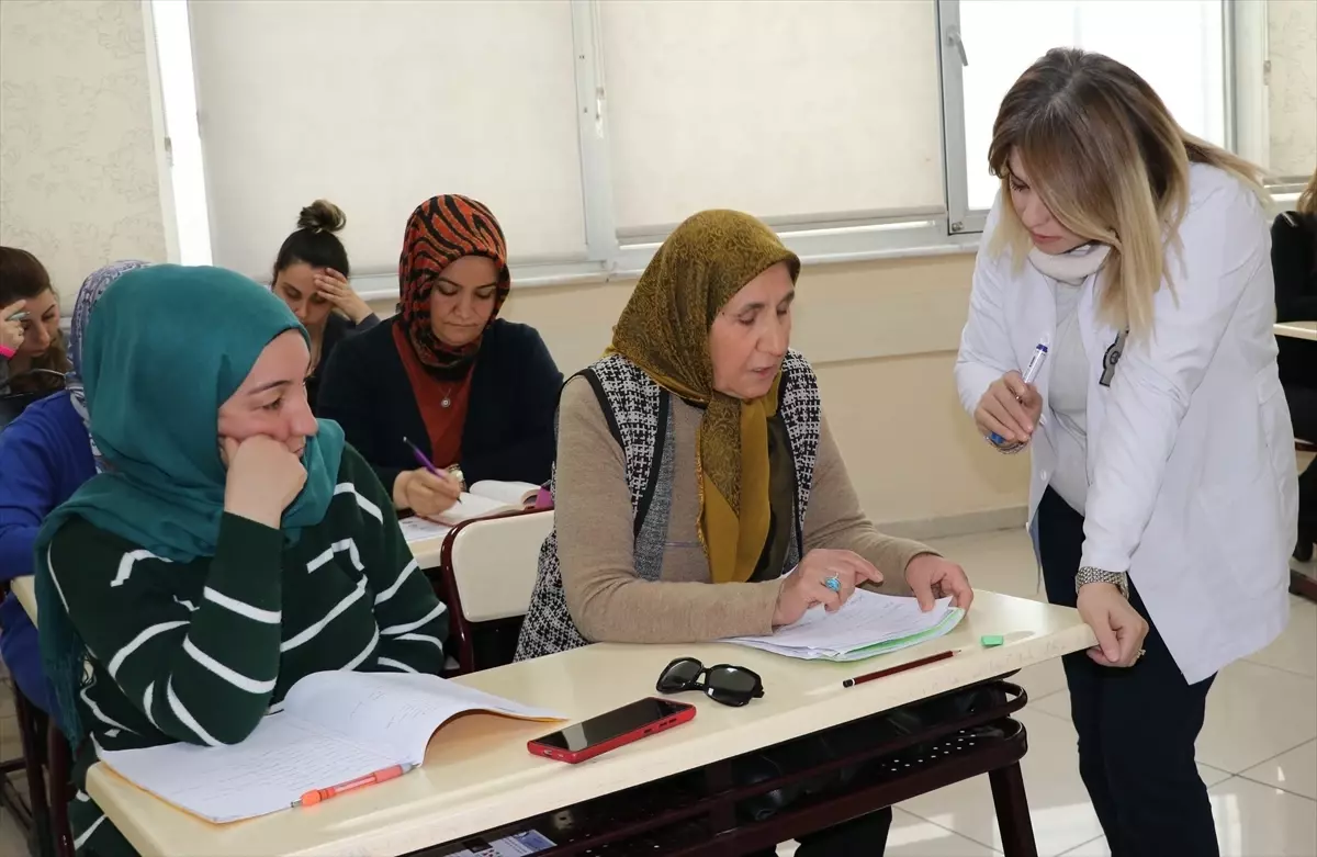 65 Yaşındaki Zeliha Çelik, İngilizce Kursuna Katıldı: Aileyle Yeni Bir Dil Köprüsü