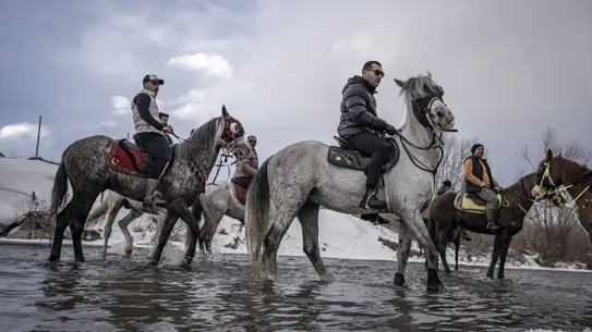 Karlı arazide atlı safari