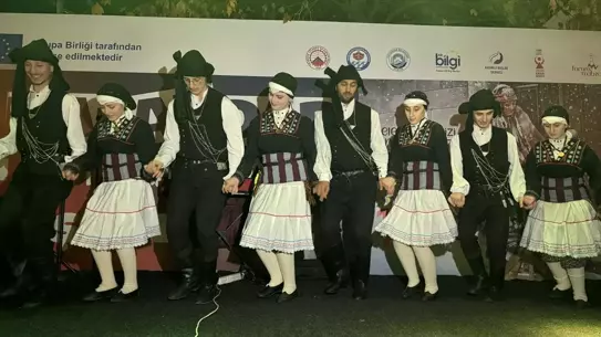 Kalandar etkinliğinde sahne performansı
