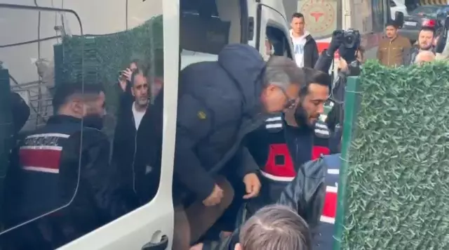 Emel Müftüoğlu hastane girişinde