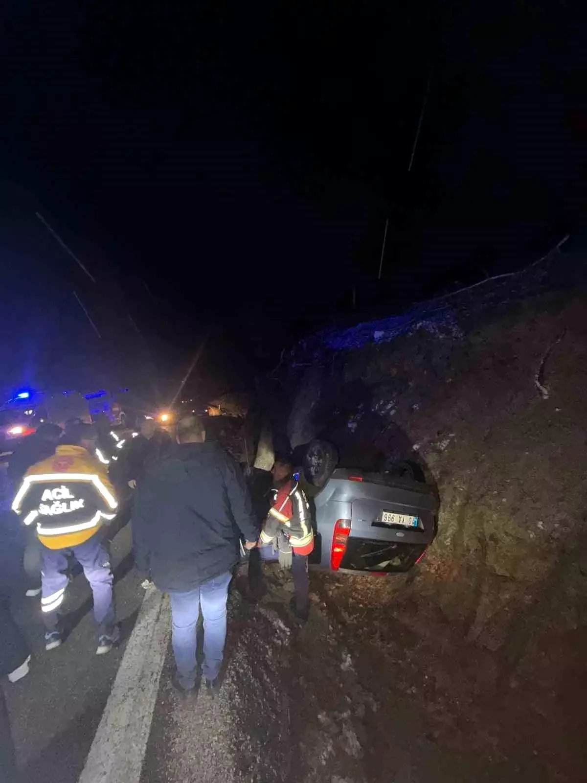 Balıkesir Edremit'te Kontrolden Çıkan Araç Takla Attı: Yaralılar Hastaneye Kaldırıldı