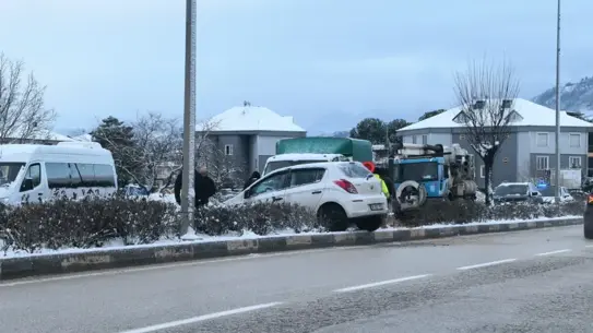 İnegöl'de Refüje Çıkan Otomobil Kazası: Sürücü Hastaneye Kaldırıldı