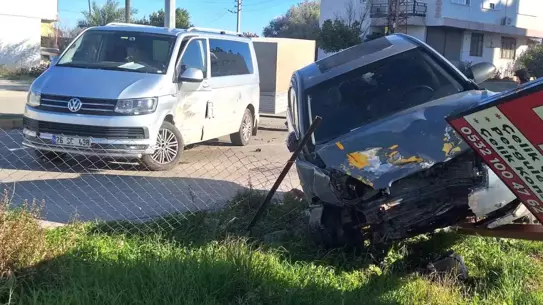 Serik'te Otomobil ve Minibüs Çarpışması: Sürücü Hastanede