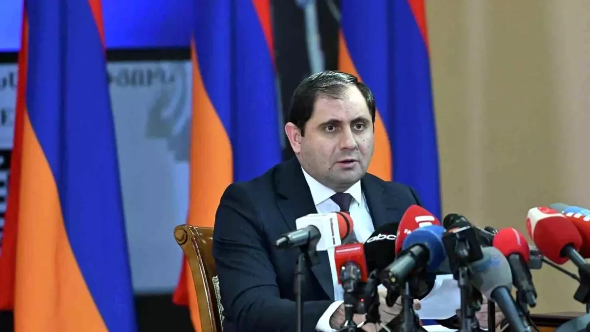 Ermenistan Savunma Bakanı Papikyan, Silahlanma Yarışına Katılmayacağını Vurguladı