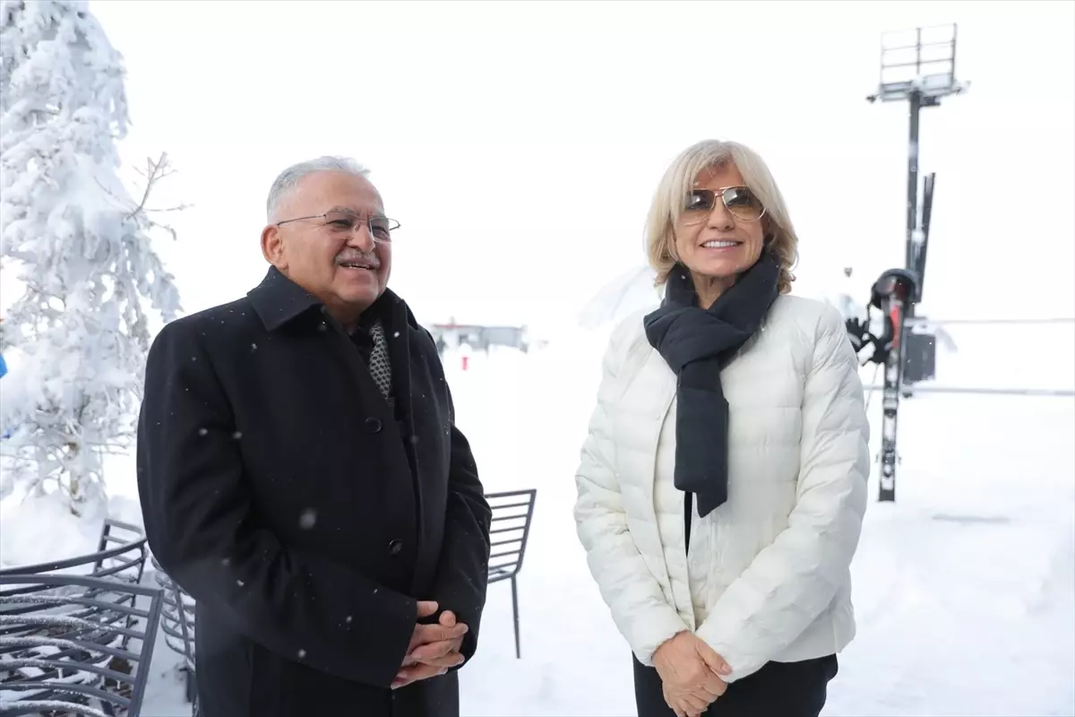 Eski Başbakan Tansu Çiller, Erciyes Kayak Merkezi'nde Belediye Başkanıyla Görüştü