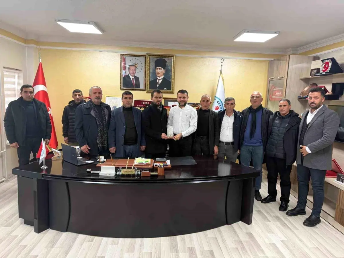 Muhtarlar, İdareciler Günü’nde Belediye Başkanı’na Plaket Takdim Etti