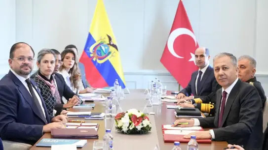 Yerlikaya ve Ekvadorlu yetkili imza töreni