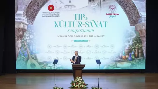 Sempozyumda konuşma yapan Prof. Dr. İskender Pala