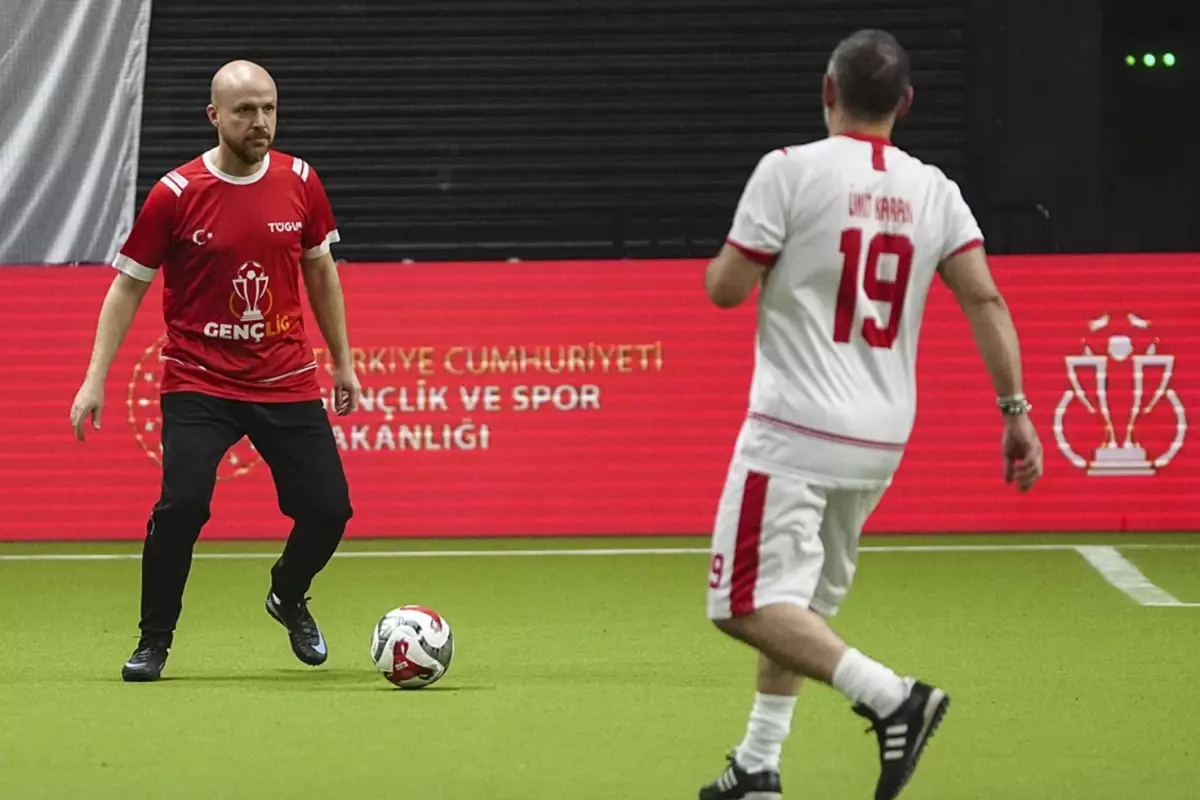 Bilal Erdoğan, Gençlik 2026 Futbol Turnuvası'nda Eski Milli Futbolcularla Sahada Esprili Anlar Yaşadı