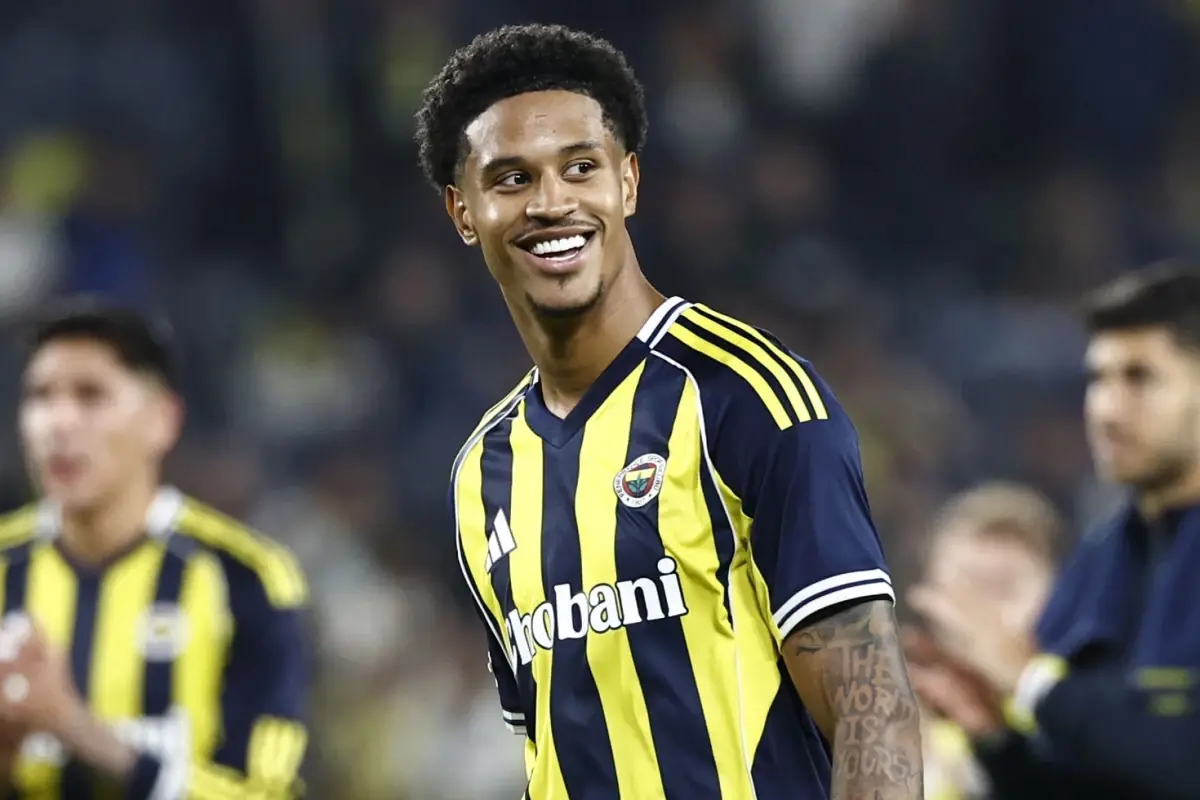 Fenerbahçe, Jayden Oosterwolde'nin Sözleşmesini Yeniledi ve Roma Teklifini Reddetti