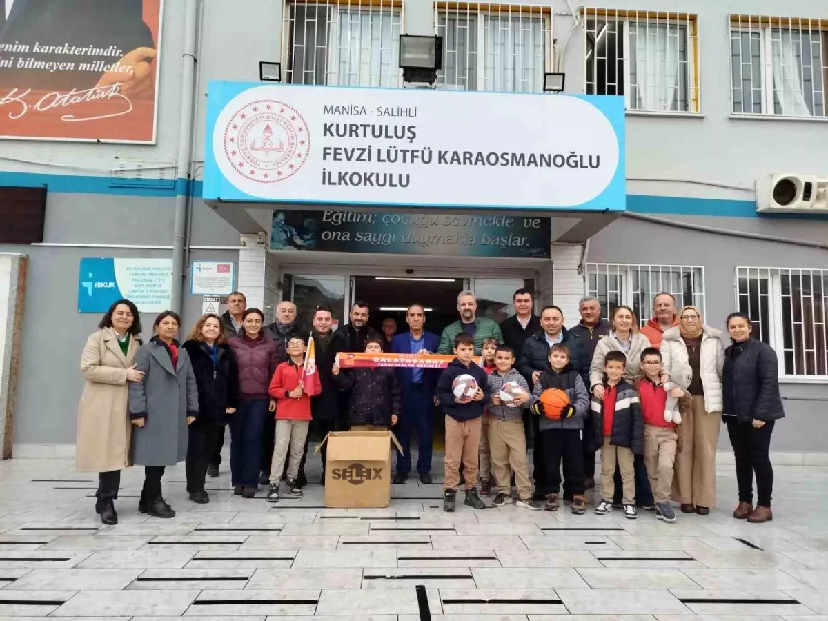 Galatasaray Taraftarları Salihli’de Okula Spor Malzemesi Bağışladı
