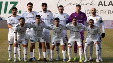 Maç öncesi Aliağa FK ve Samsunspor takımlarının saha kenarında buluşması