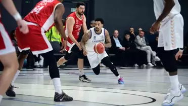 Maç öncesi Çayırova Kapalı Spor Salonu'nda hazırlıklar