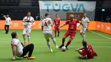 Gösteri maçında Hacıosmanoğlu'nun çalımı