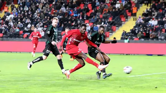 Maçın kritik anlarından bir fotoğraf