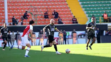 Maçın kritik anlarından bir kare